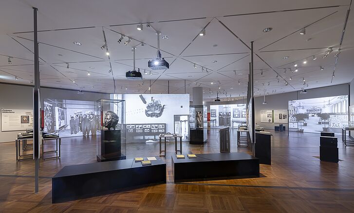 Ausstellungsansicht "Gewalt ausstellen Erste Ausstellungen zur NS-Besatzung in Europa, 1945-1948" Ausstellungsansicht "Gewalt ausstellen Erste Ausstellungen zur NS-Besatzung in Europa, 1945-1948"